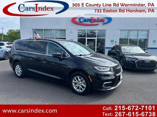 Brilliant Black Crystal Pearlcoat 2023 Chrysler Pacifica Touring L