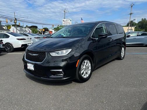 Brilliant Black Crystal Pearlcoat 2023 Chrysler Pacifica Touring L