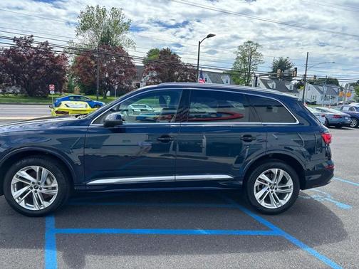Waitomo Blue Metallic 2023 Audi Q7 45 Premium