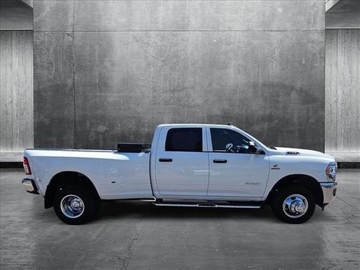 2022 RAM 3500 Tradesman Crew Cab 4x4 8' Box