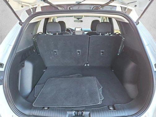 Star White Metallic Tri-Coat 2022 Ford Escape SE
