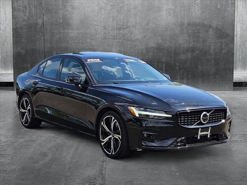2024 Volvo S60 B5 Plus Dark Theme