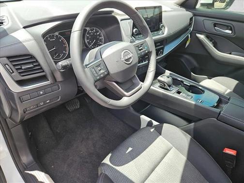 Everest White Pearl Tricoat 2026 Nissan Rogue SV