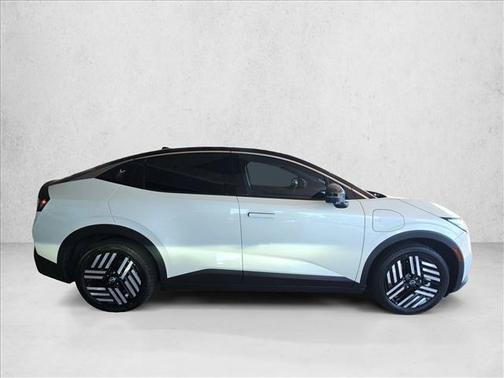 Everest White Pearl Tricoat/Black 2026 Nissan Leaf SV+