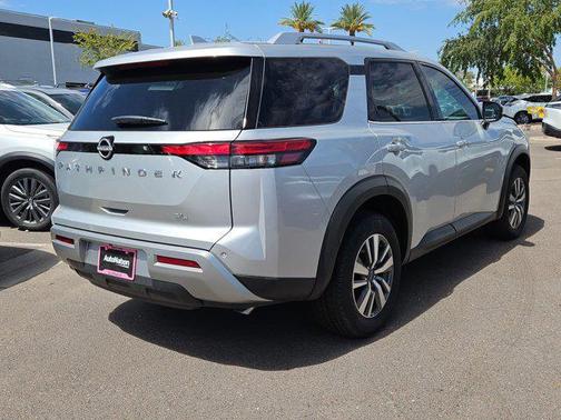 2025 Nissan Pathfinder SL FWD
