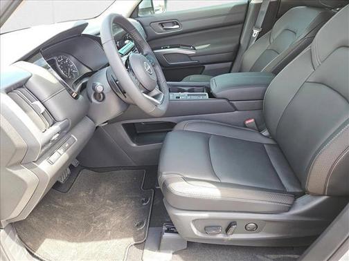 2025 Nissan Pathfinder SL FWD