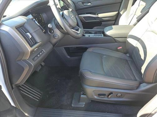 2025 Nissan Pathfinder Platinum FWD