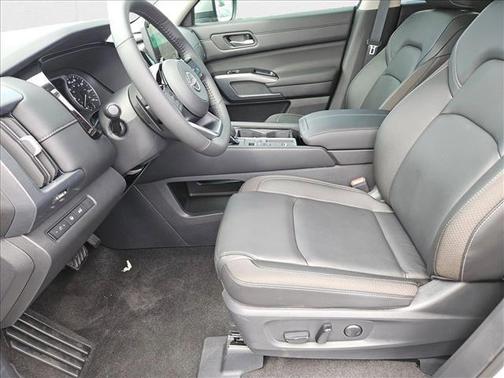 2025 Nissan Pathfinder SL FWD