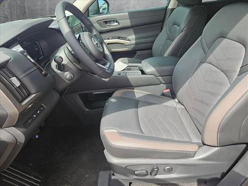 2025 Nissan Pathfinder Platinum FWD