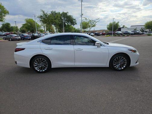 2025 Lexus ES 300h Luxury