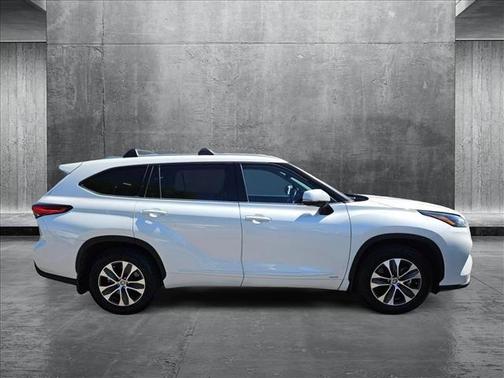 2022 Toyota Highlander Hybrid XLE