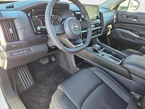 2025 Nissan Pathfinder SL FWD