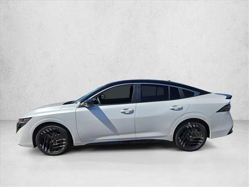 Aspen White Tricoat/Super Black 2027 Nissan Sentra SR