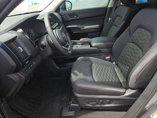 2025 Nissan Pathfinder SV FWD