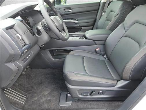 Everest White Pearl Tricoat 2026 Nissan Pathfinder SL
