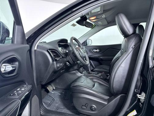 Black 2023 Jeep Cherokee Altitude Lux