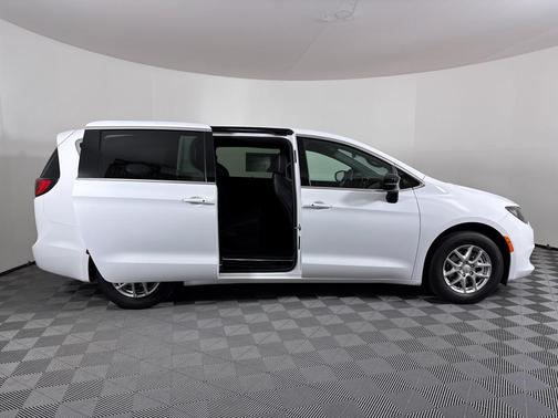 2026 Chrysler Voyager LX