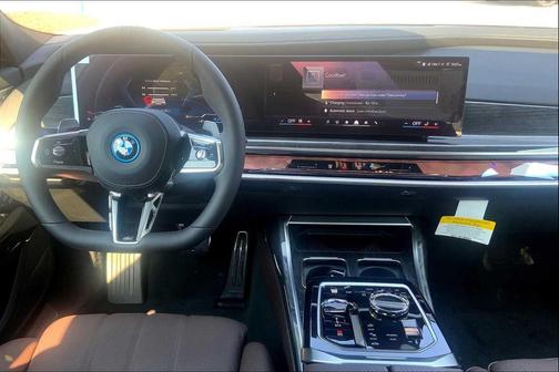 2026 BMW 750e i xDrive