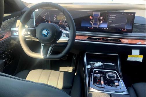 2026 BMW 750e i xDrive
