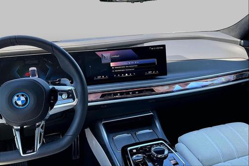 Mineral White Metallic 2025 BMW 750e i xDrive