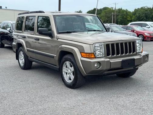 Beige 2006 Jeep Commander Base
