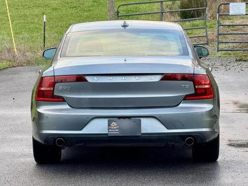 Bright Silver Metallic 2018 Volvo S90 T5 Momentum