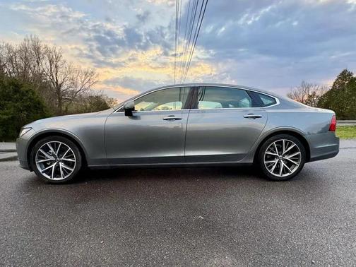 Bright Silver Metallic 2018 Volvo S90 T5 Momentum