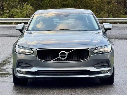 Bright Silver Metallic 2018 Volvo S90 T5 Momentum