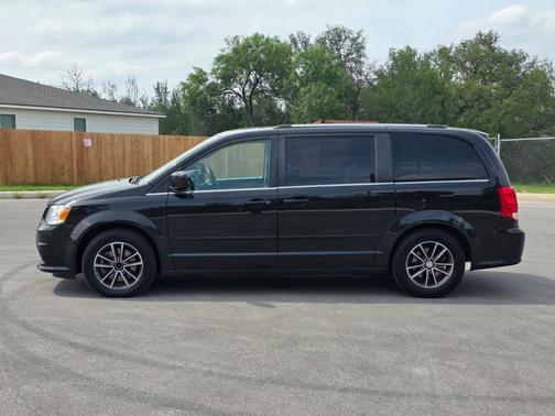 Black Onyx Crystal Pearlcoat 2017 Dodge Grand Caravan SXT