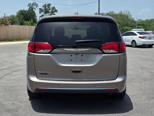 Molten Silver 2017 Chrysler Pacifica Limited
