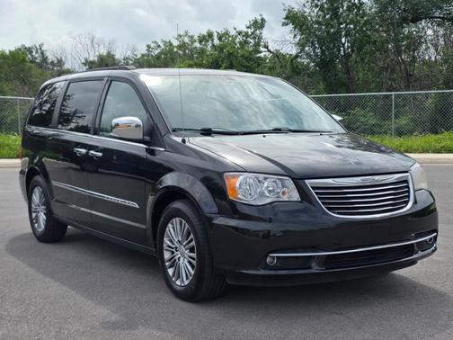 Brilliant Black Crystal Pearlcoat 2013 Chrysler Town & Country Touring-L