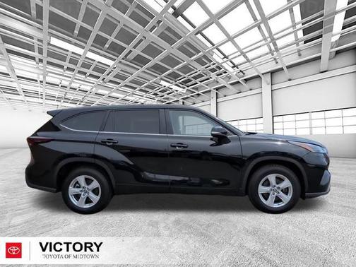 Midnight Black Metallic 2025 Toyota Highlander LE