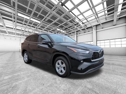 Midnight Black Metallic 2025 Toyota Highlander LE