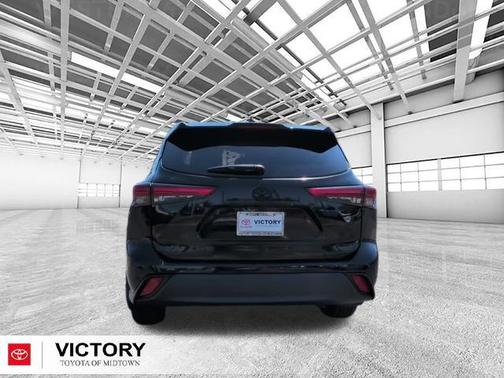 Midnight Black Metallic 2022 Toyota Highlander XLE