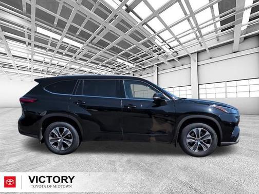Midnight Black Metallic 2022 Toyota Highlander XLE