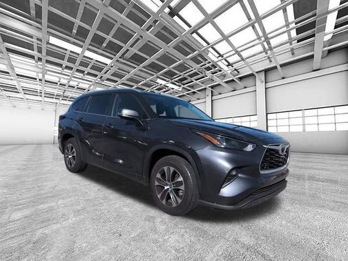 Magnetic Gray Metallic 2024 Toyota Highlander XLE