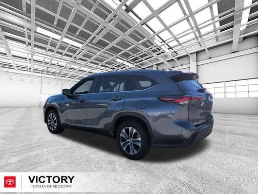 Magnetic Gray Metallic 2024 Toyota Highlander XLE