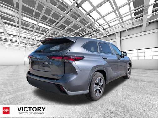 Magnetic Gray Metallic 2024 Toyota Highlander XLE