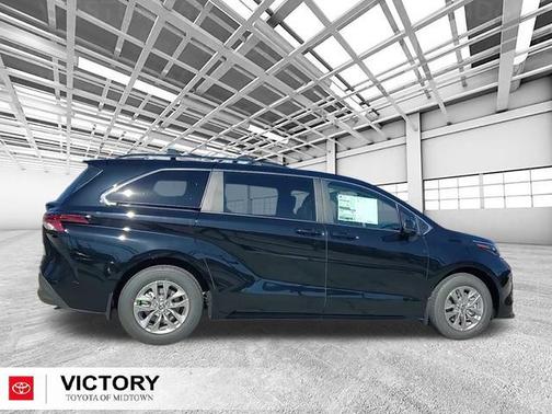 2025 Toyota Sienna LE