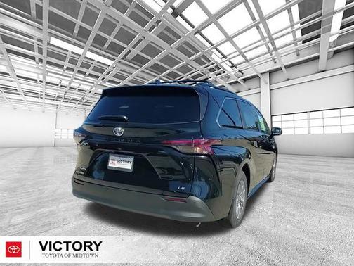 2025 Toyota Sienna LE