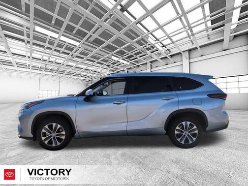 Celestial Silver Metallic 2024 Toyota Highlander XLE