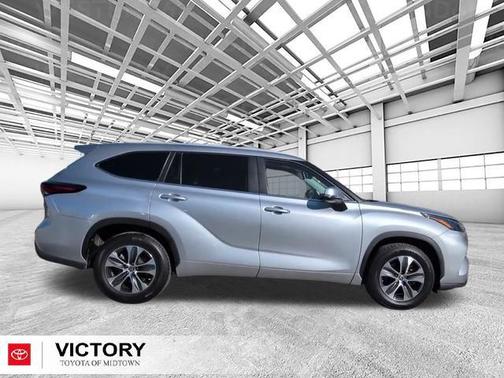 Celestial Silver Metallic 2024 Toyota Highlander XLE