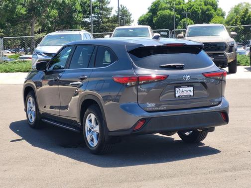 Gray 2023 Toyota Highlander LE