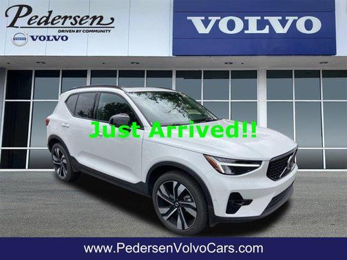 2025 Volvo XC40 B5 Plus Dark Theme