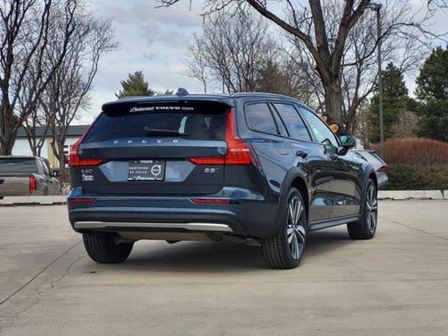 2025 Volvo V60 Cross Country Plus, B5 AWD Gas (mild hybrid)