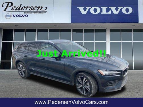 2025 Volvo V60 Cross Country Plus, B5 AWD Gas (mild hybrid)
