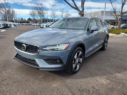 2024 Volvo V60 Cross Country B5 Plus