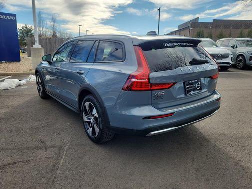2024 Volvo V60 Cross Country B5 Plus