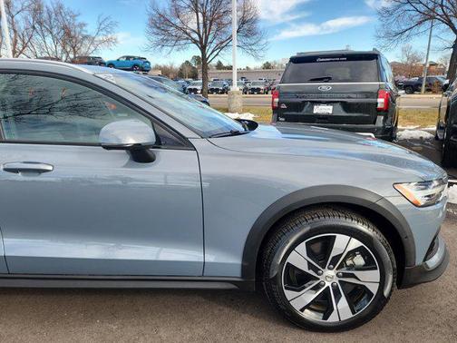 2024 Volvo V60 Cross Country B5 Plus