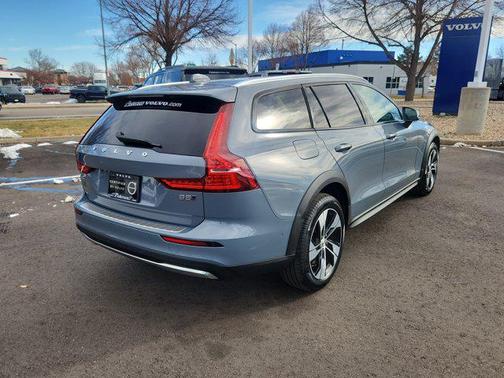 2024 Volvo V60 Cross Country B5 Plus